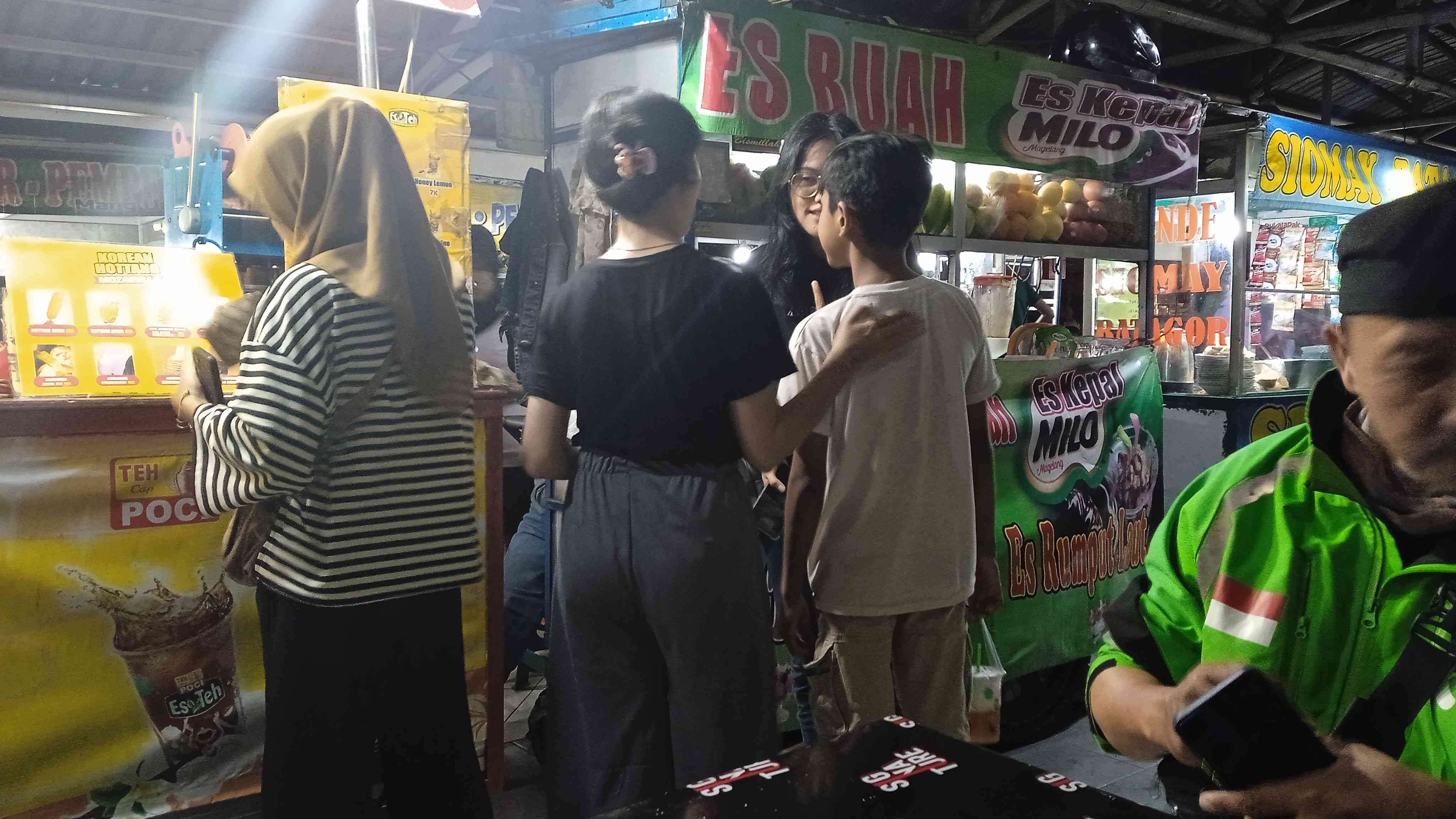 Suasana pojok kuliner di alun-alun Magelang (dokpri) 