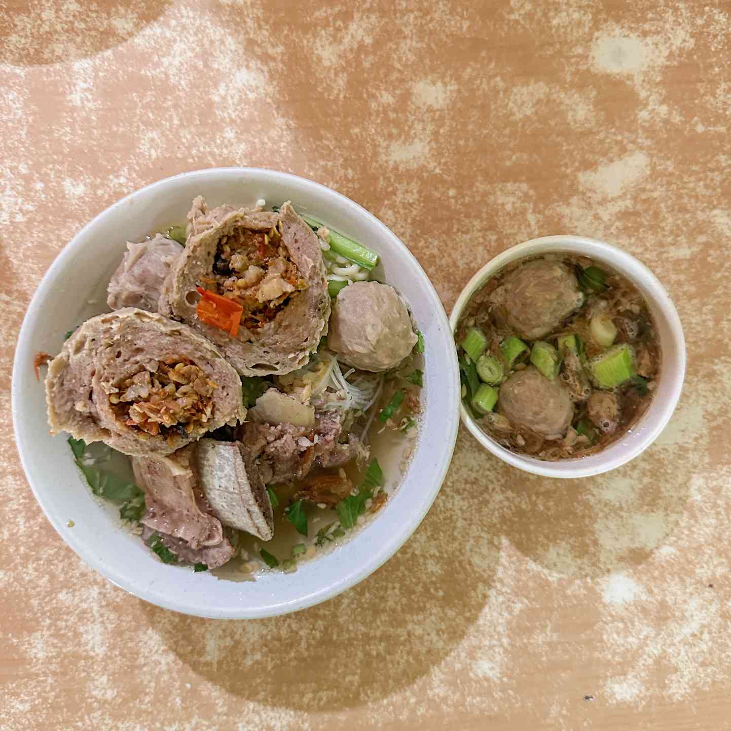 Bakso rusuk yang dikombinasikan dengan bakso mercon. (sumber: dokumentasi pribadi)