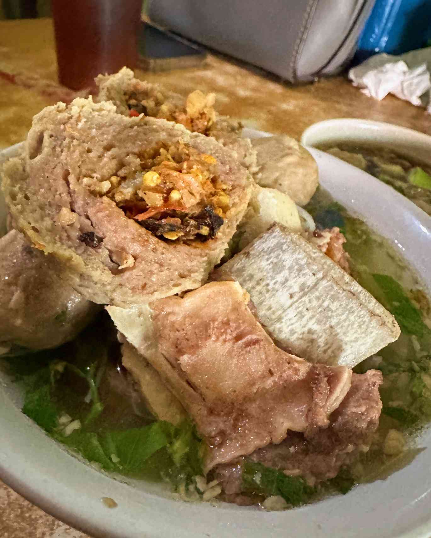 Bakso rusuk dan mercon. Dua jenis aliran bakso yang dipilih Kedai Bakso Rusuk Raos sebagai faktor pembeda. (sumber: dokumentasi pribadi)