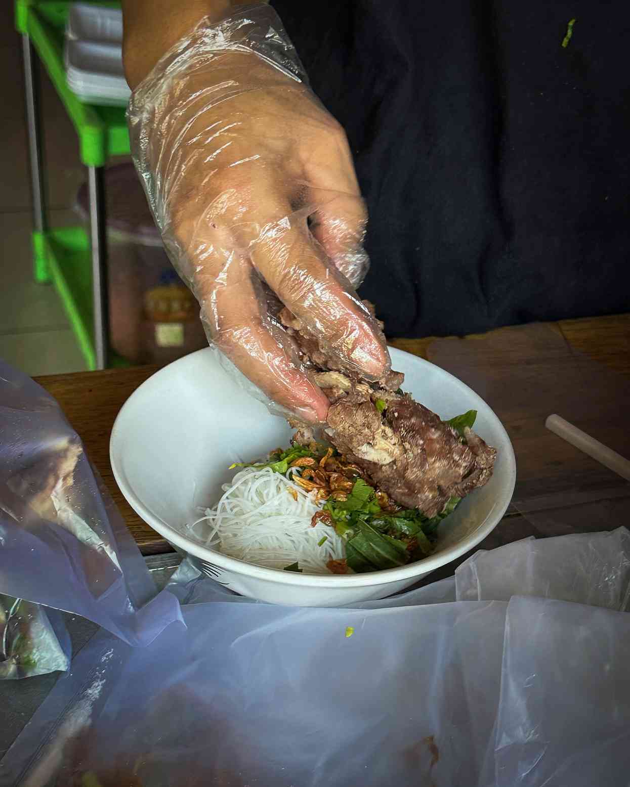 Faisal, pramusaji Kedai Bakso Rusuk Raos, tengah menyiapkan semangkuk bakso rusuk. (sumber: dokumentasi pribadi)