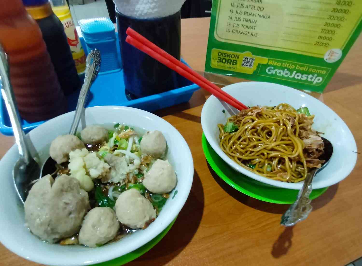 Bakso dan mi yamin di Warung Bakso Priangan. | Foto Dokumentasi Pribadi.