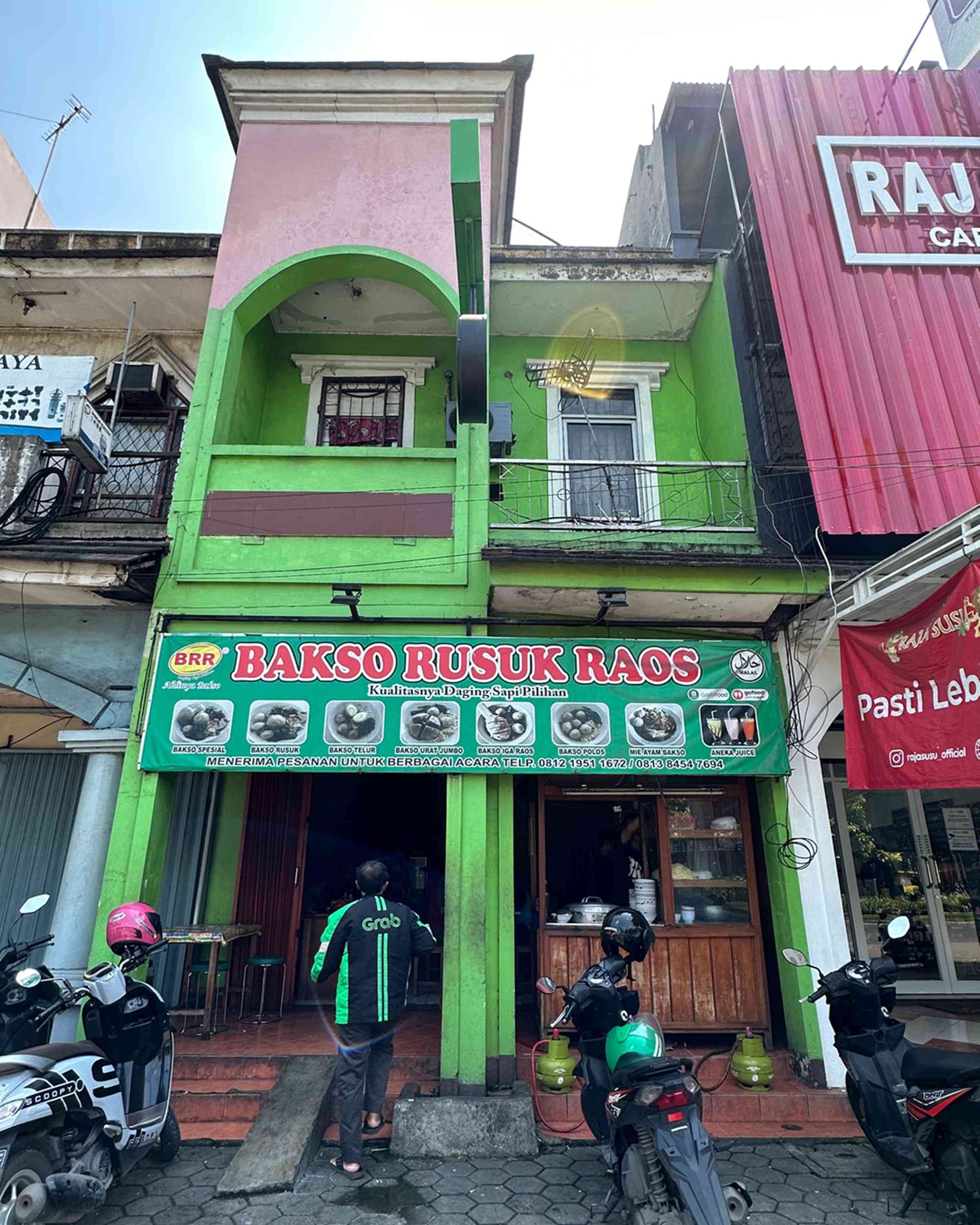 Tampak muka Kedai Bakso Rusuk Raos. (sumber: dokumentasi pribadi)