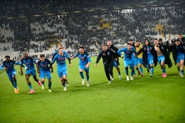 Pemain dan Staf Pelatih Napoli merayakan kemenangan penting atas tuan rumah Juventus di Allianz Stadium. Sumber: REUTERS/Massimo Pinca