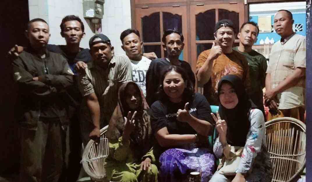 dok Pri foto bersama sebagian kawan lama sewaktu duduk di bangku SD