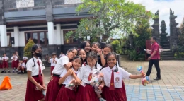 Foto kebersamaan siswa dengan tim pengabdian Unmas Denpasar/dokpri