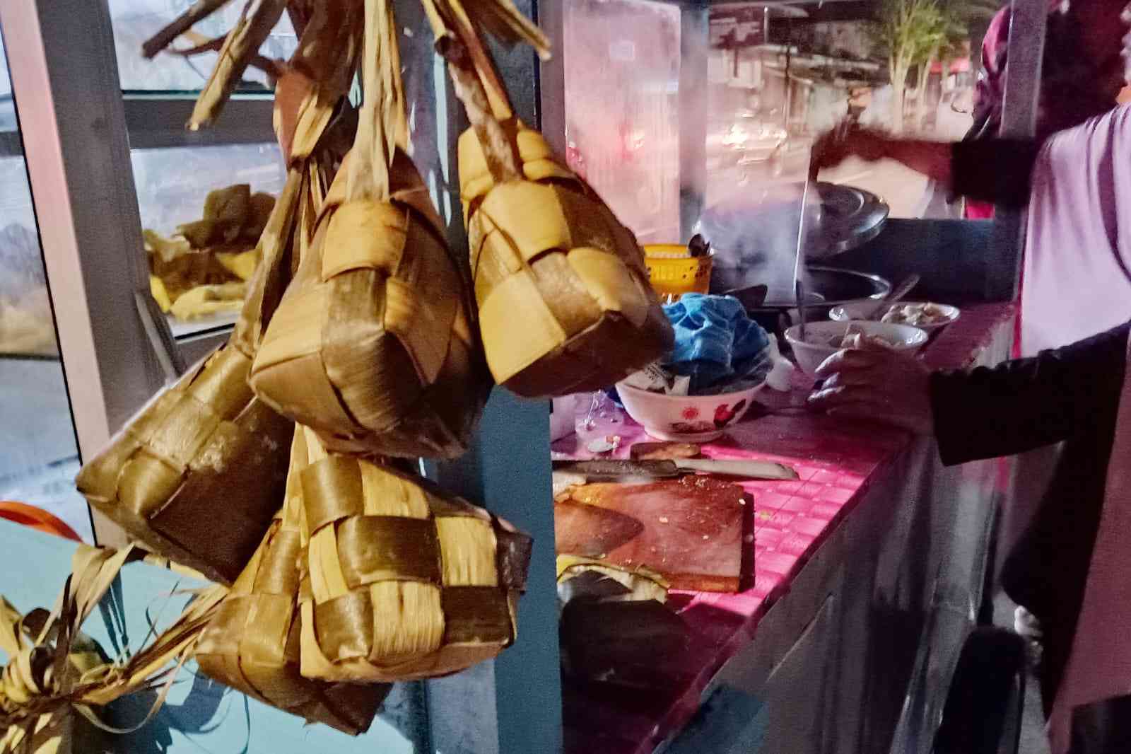 Ada ketupat dalam bakso lombok uleg khas Temanggung (foto by widikurniawan)