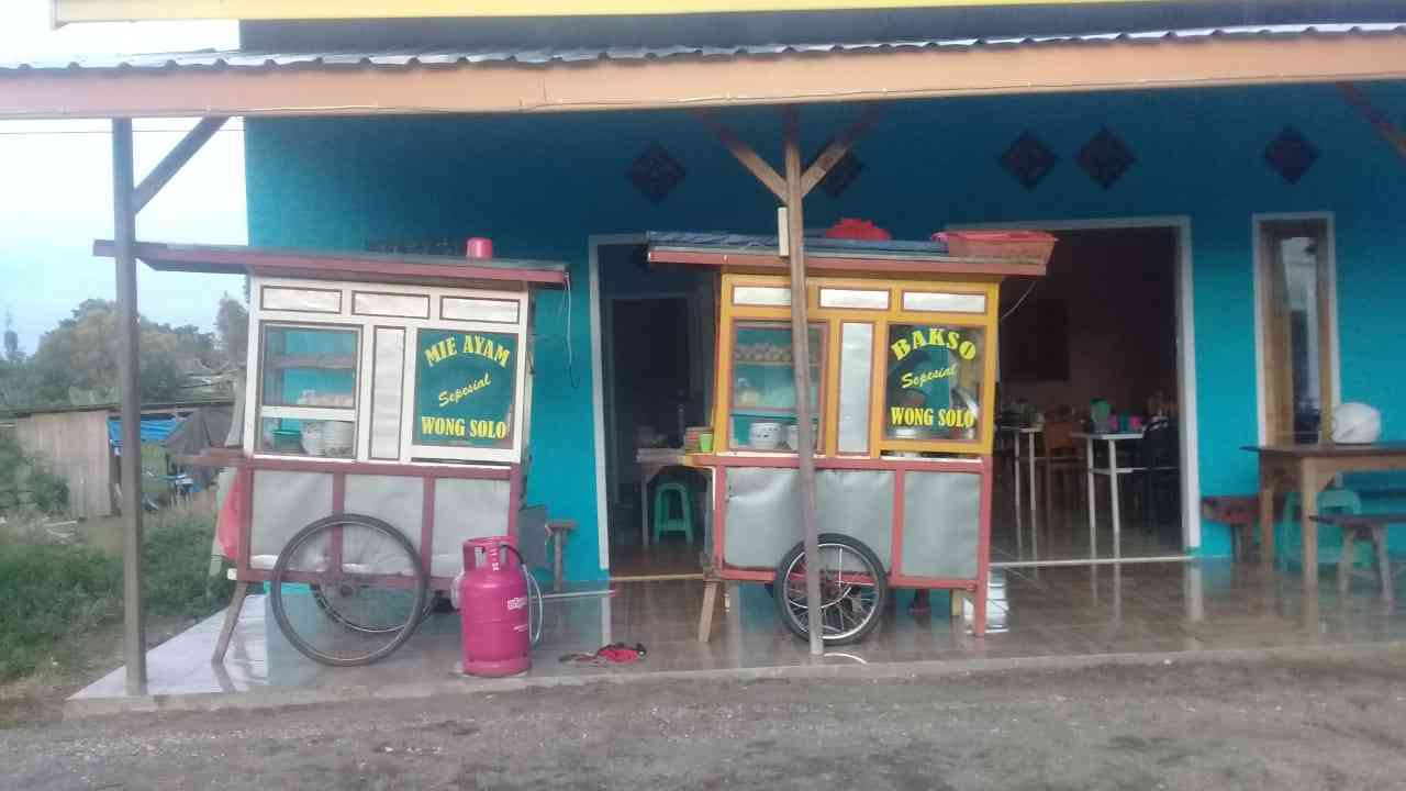 Warung Bakso Wong Solo di Namlea, Pulau Buru: Tetap buka walau lebaran. dokpri