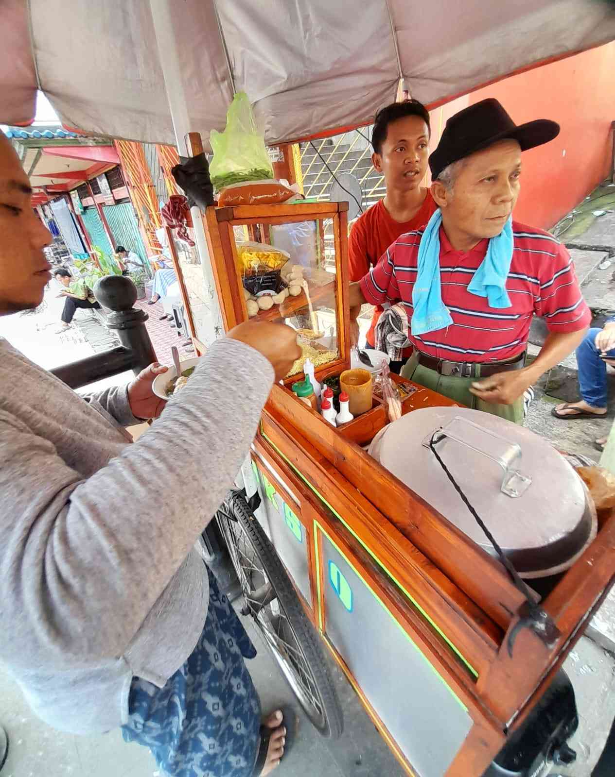 Gerobak Bakso Depan Klenteng Hok Tik Bio Ambarawa - Sumber : Dokumen Prama R. Putranto