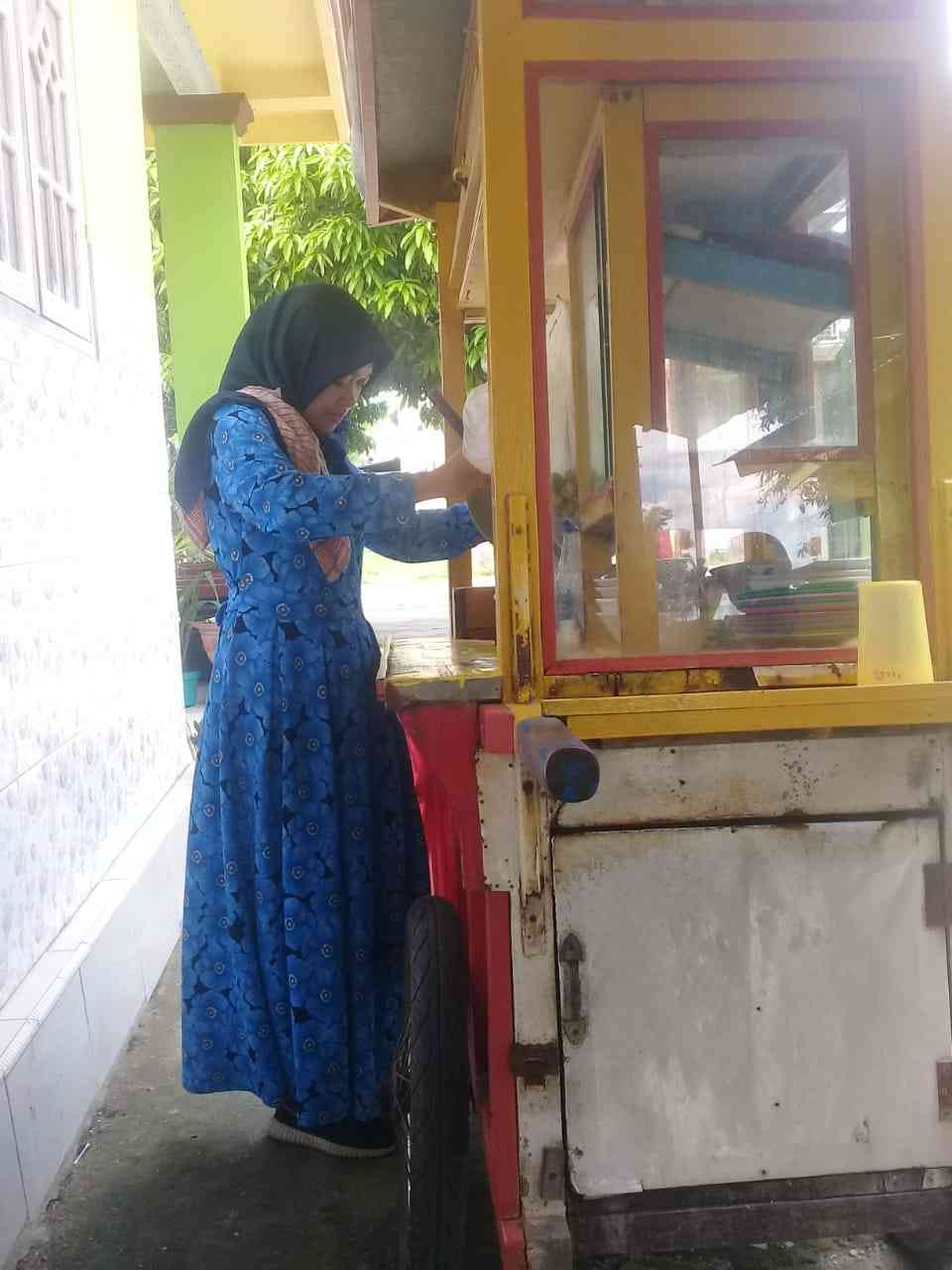 Seorang PNS melirik peluang kuliner bakso. in frame Halima Maysaroh. dokpri