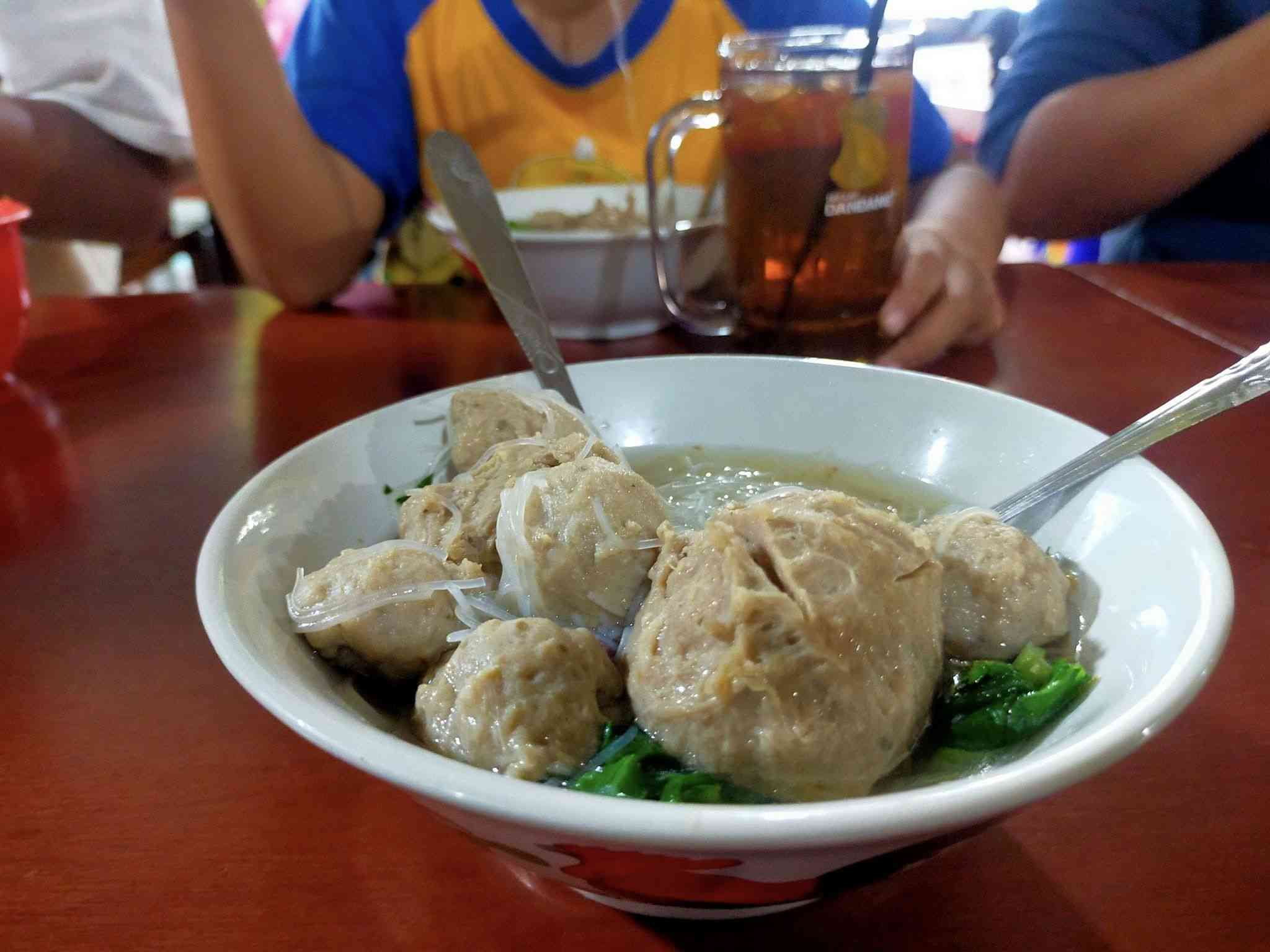 Saat penulis dan keluarga jajan bakso( foto 0leh Joko Dwiatmoko)