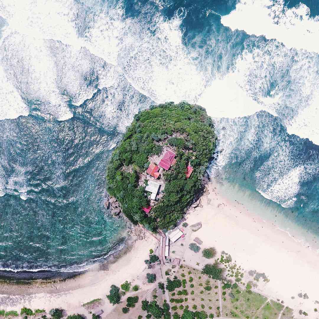 pantai watu leter (sumber gambar: instagram.com/wicaksonoarief)