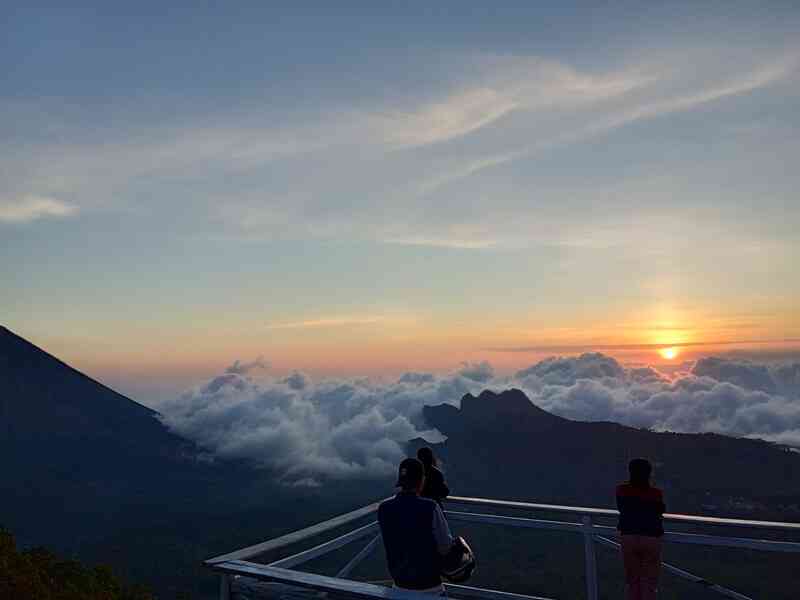 Bukit Wolobobo pada suatu kesempatan: bukit wolobobo. sumber foto Aris Raga 001