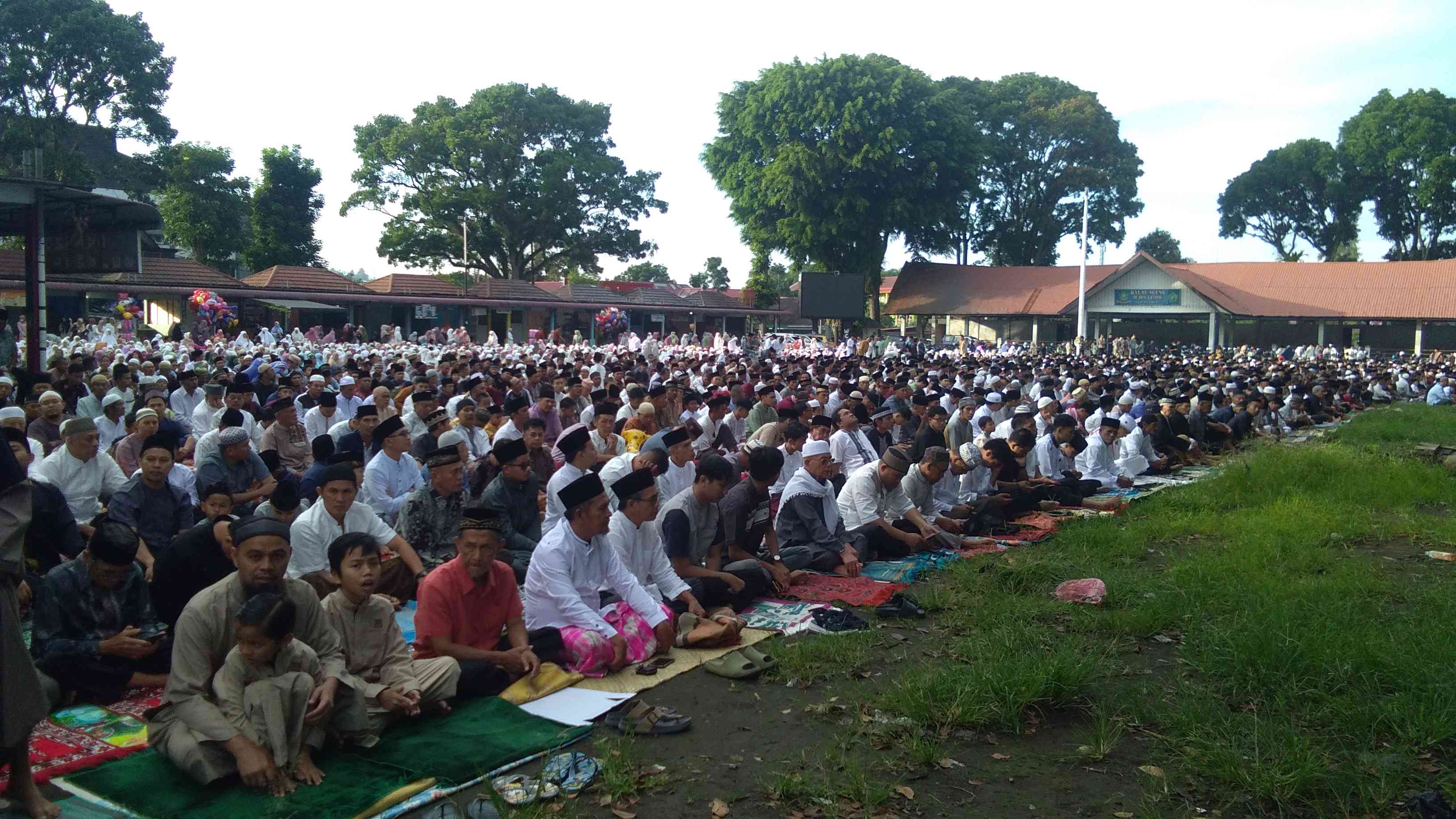 Suasana Salat Id di Lapangan Setianegara Curup/ foto: Dokumentasi Pribadi.