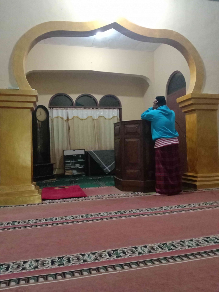 Mendengarkan suara adzan/dokpri