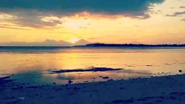 Sunset point di Gili Trawangan,  mentari senja persis di cekungan Gunung Agung Bali. Dokpri