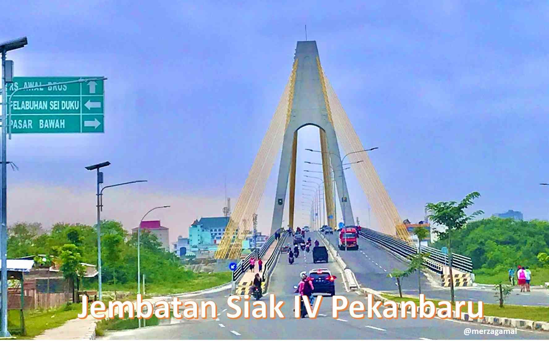 Image: Mobilitas masyarakat yang tinggi saat ini, membuat di Sungai Siak ada 4 jembatan besar sekarang. (Dokpri)