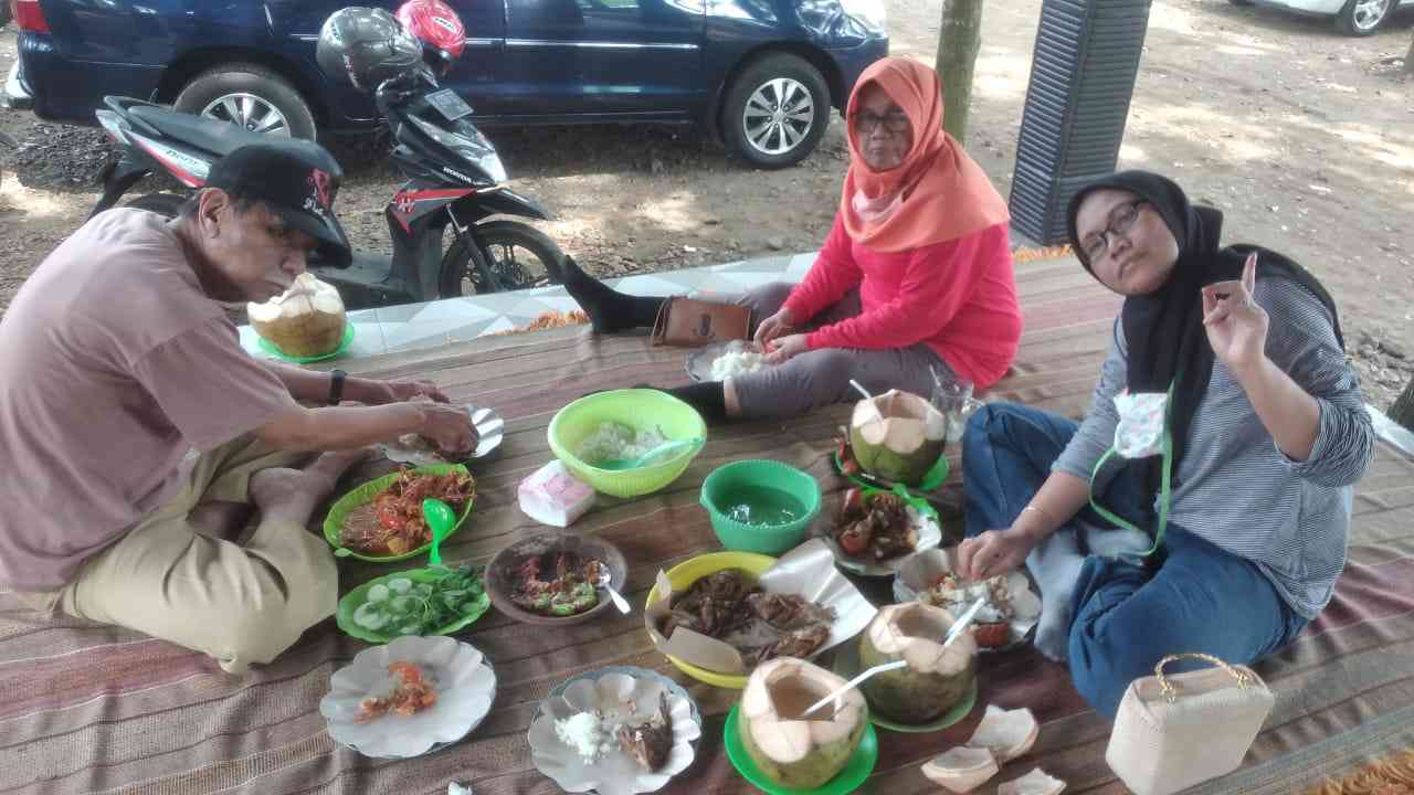 Makan di Dempok, tempat wisata makan ikan di Malang Selatan (dokumen pribadi)