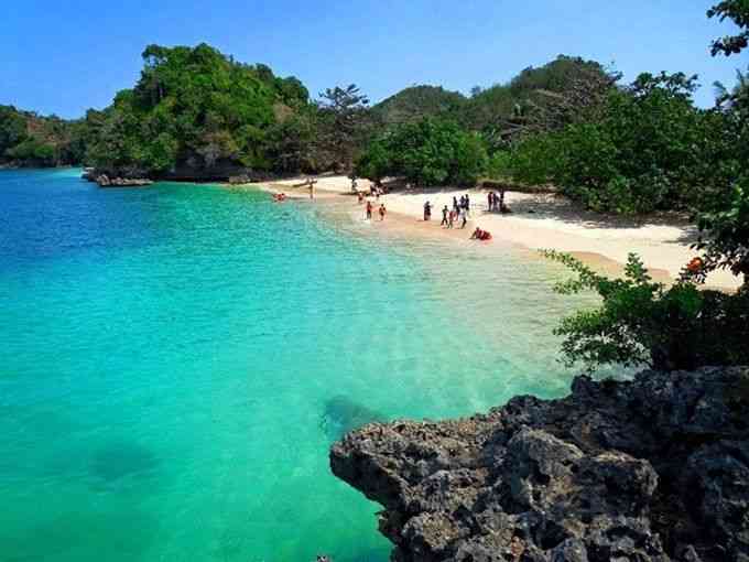 pantai gatra (sumber gambar: pinterest.com/salsa wisata.com)