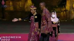 Presiden Jokowi menyambut kepala negara dalam jamuan makan malam KTT G20 di Bali, Selasa (15/11/2022). (Sumber: KOMPAS TV)