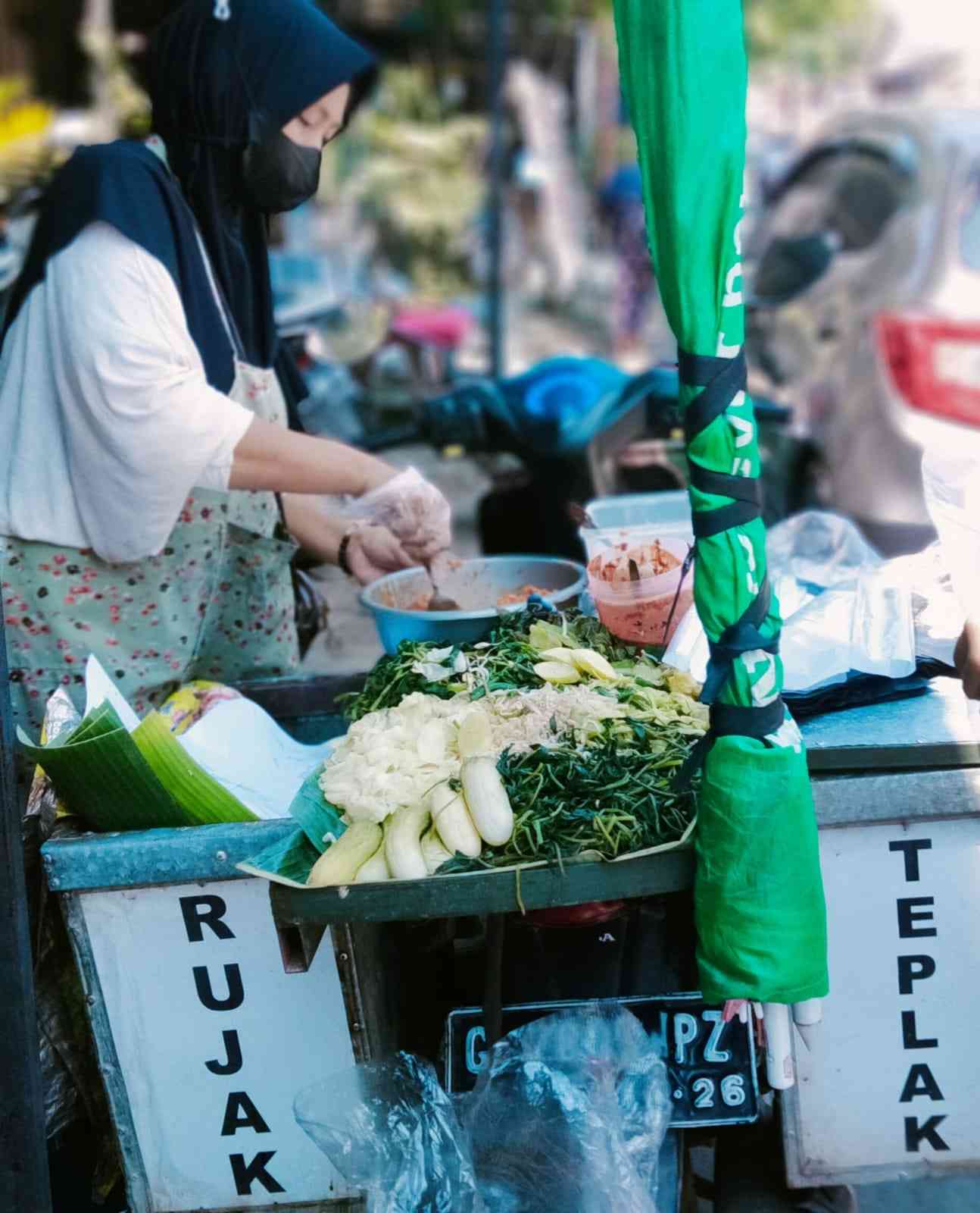 dok pri penjual rujak teplak masa kini bak berlian yang banyak dicari saat lebaran di kampung halaman