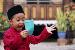 Ilustrasi uang THR lebaran. Di Kota Padang, anak-anak akan mendapatkan THR dari tradisi manambang. (sumber: SHUTTERSTOCK / Yunus Malik via kompas.com)