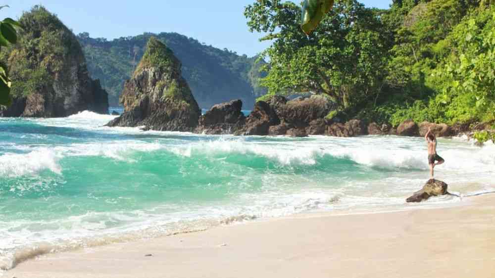 pantai wedi putih (sumber gambar: pexels.com/syafrianzamorano)