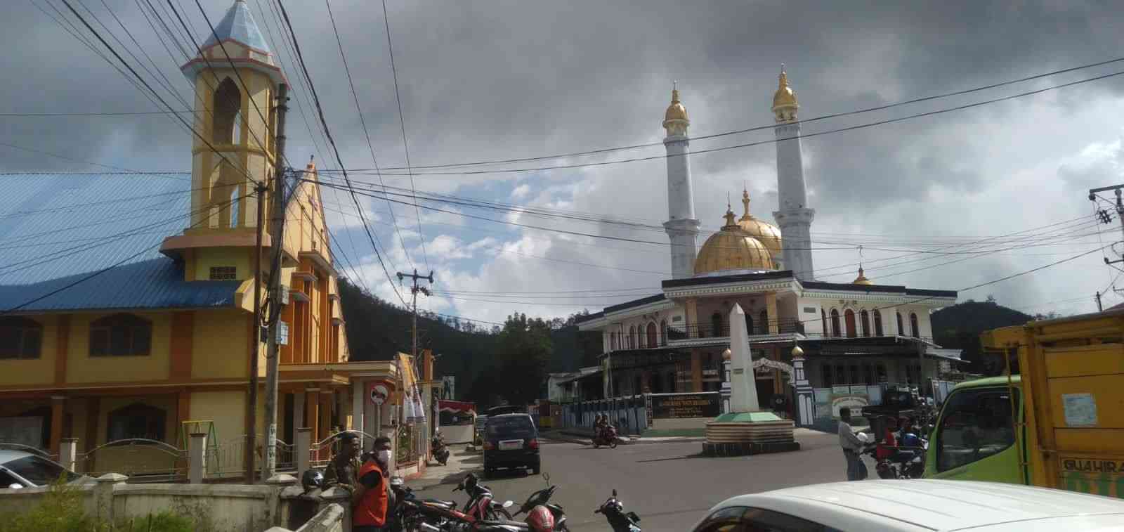 Gereja Kristen dan Masjid Raya berdiri berdampingan di Kota Bajawa: foto dokumentasi pribadi