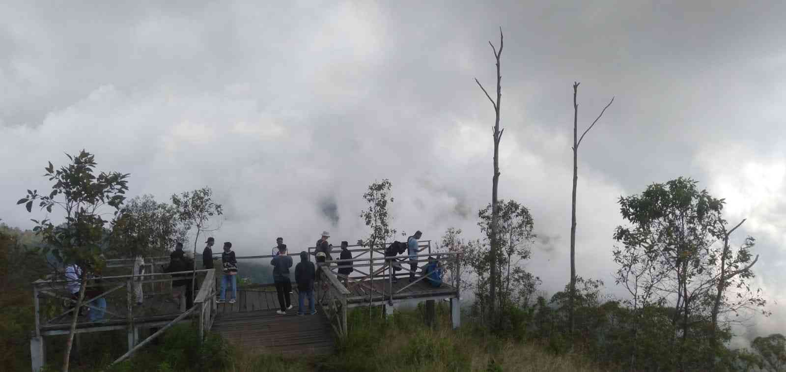 Panorama Bukit Wolobobo, negeri di atas awan di Kabupaten Ngada, Flores, NTT: foto dokumentasi pribadi