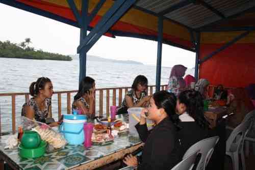 Lebih seru makan di kelong. | Foto Dokumentasi Pribadi.