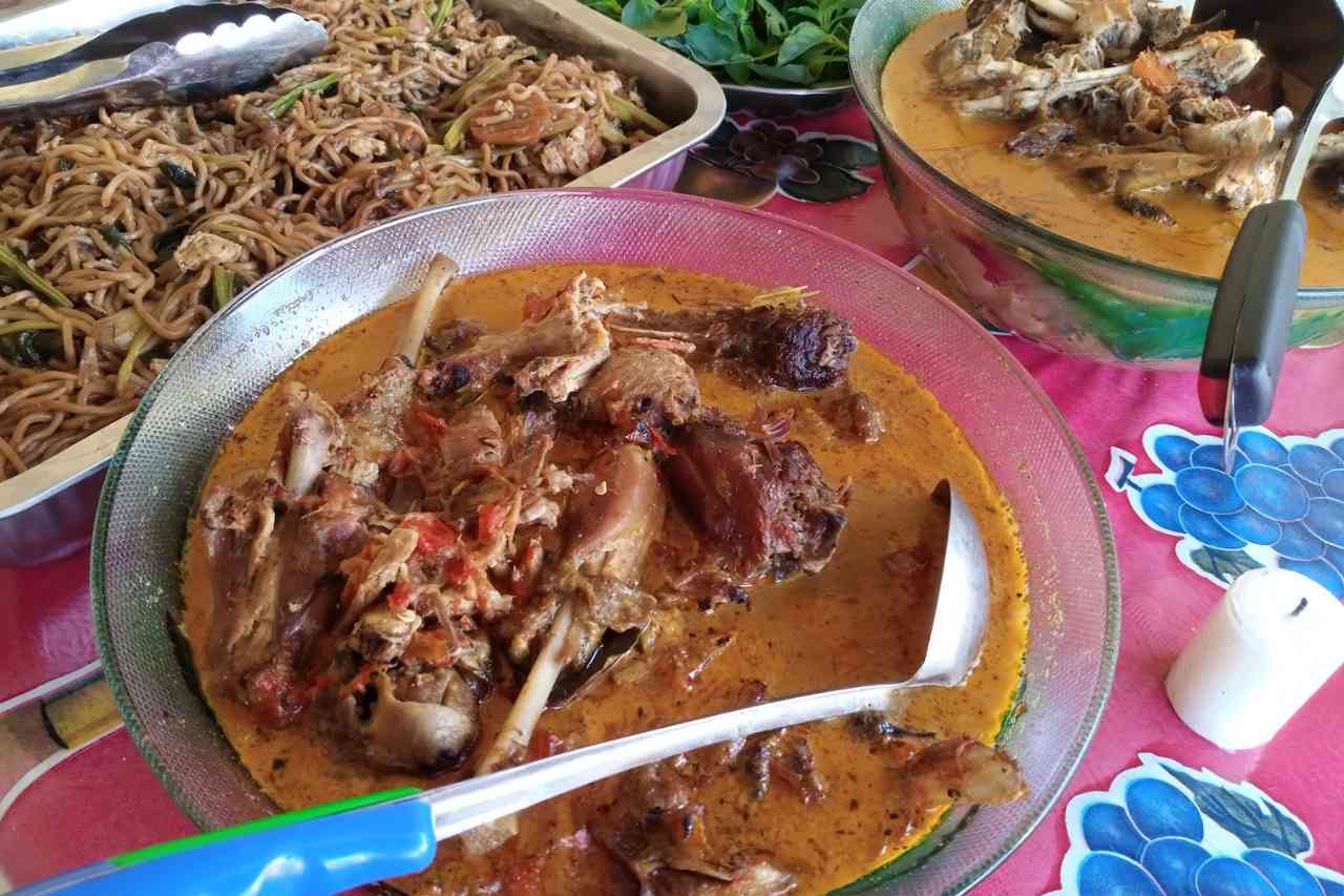 Ayam pedas khas Banyuwangi, salah satu kuliner yang bisa dinikmati sambil silaturahmi di hari raya Idul Fitri (sumber gambar: Afin Yulia).