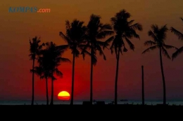 Matahari terbenam di Pantai Senggigi, Lombok Utara, Nusa Tenggara Barat. (KOMPAS.com/FIKRIA HIDAYAT)  