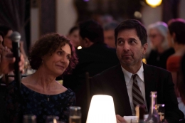Metcalf dan Romano dalam film Somewhere in Queens (2022), foto dari Rotten Tomatoes.