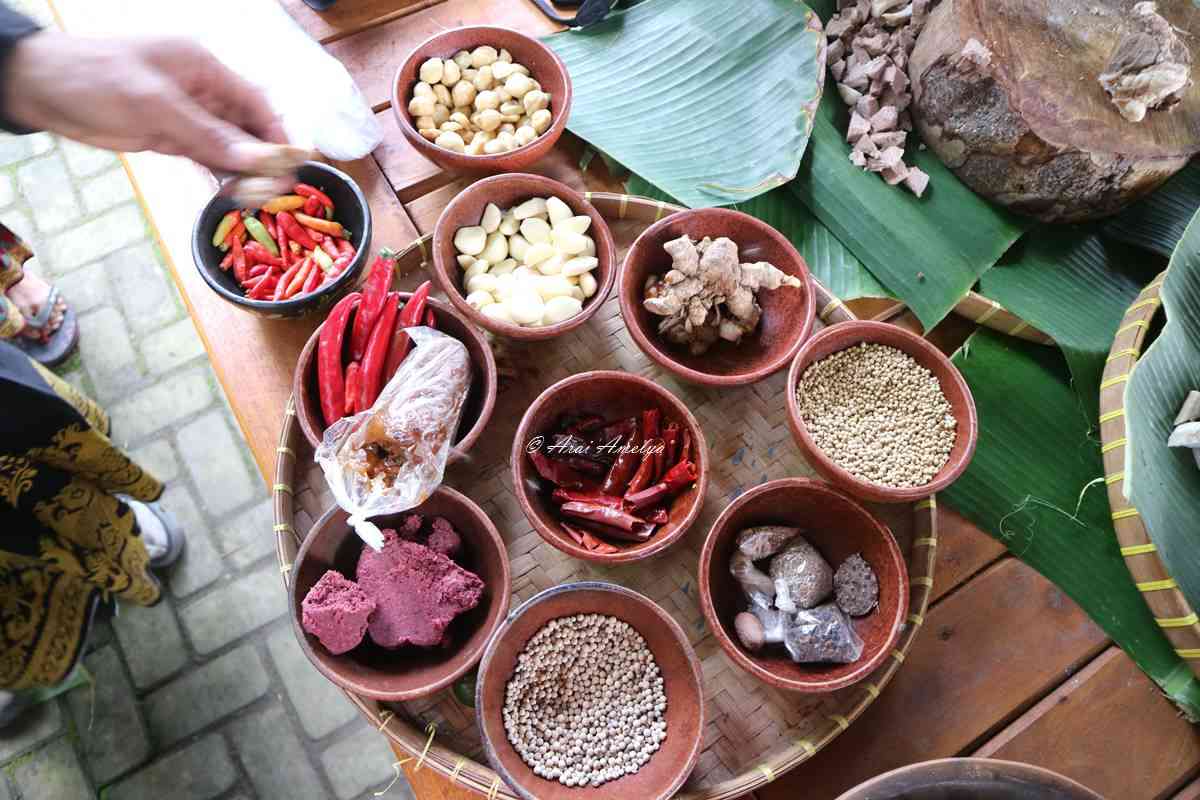 Aneka bumbu rempah ayam merangkat foto: Arai Amelya