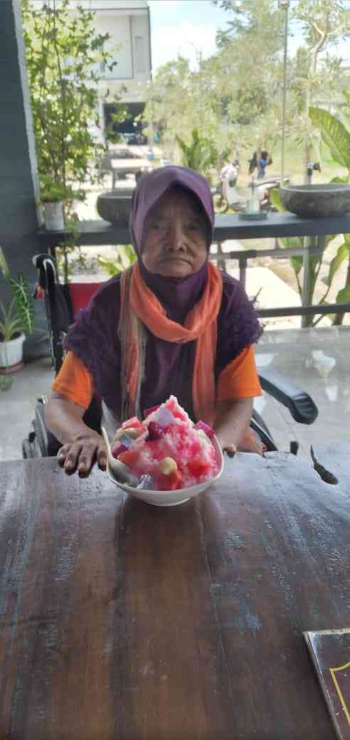 Ibu Suparti dan Es Gosrok (dokpri) 