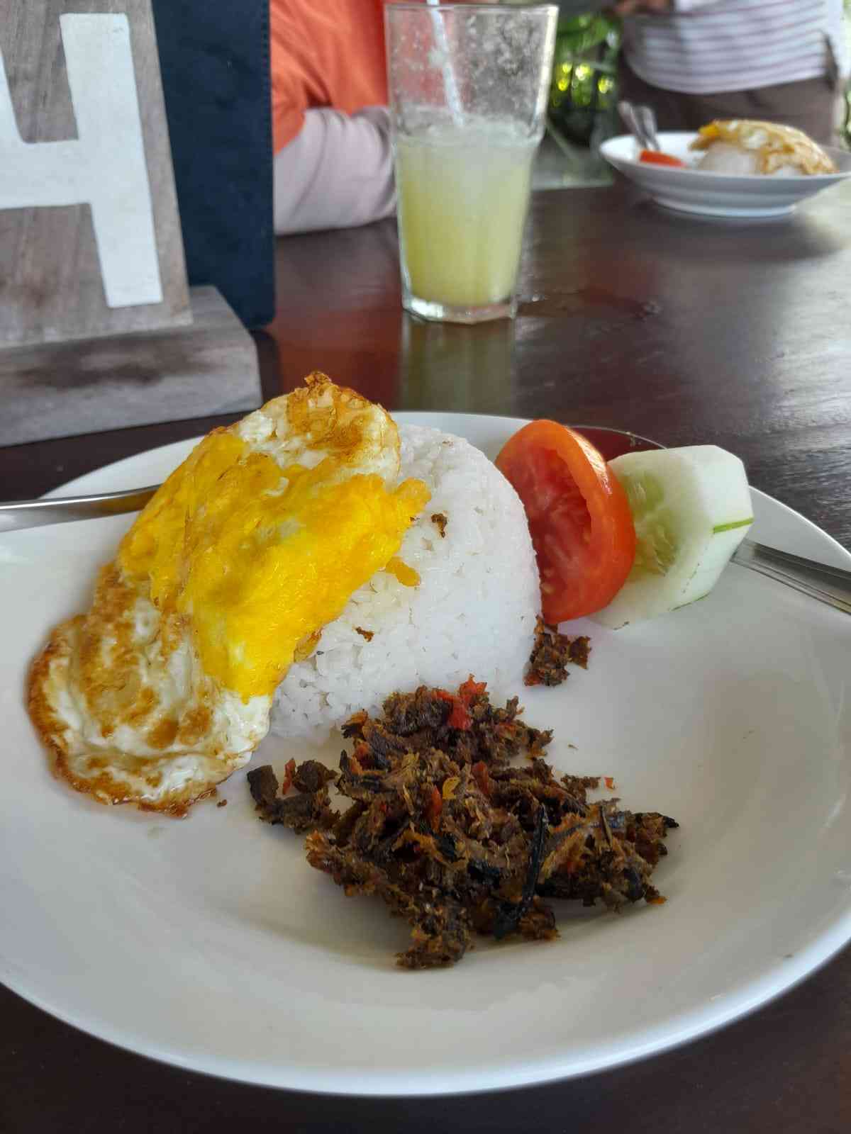 Nasi, telur dadar, dan belut disambal (dokpri)