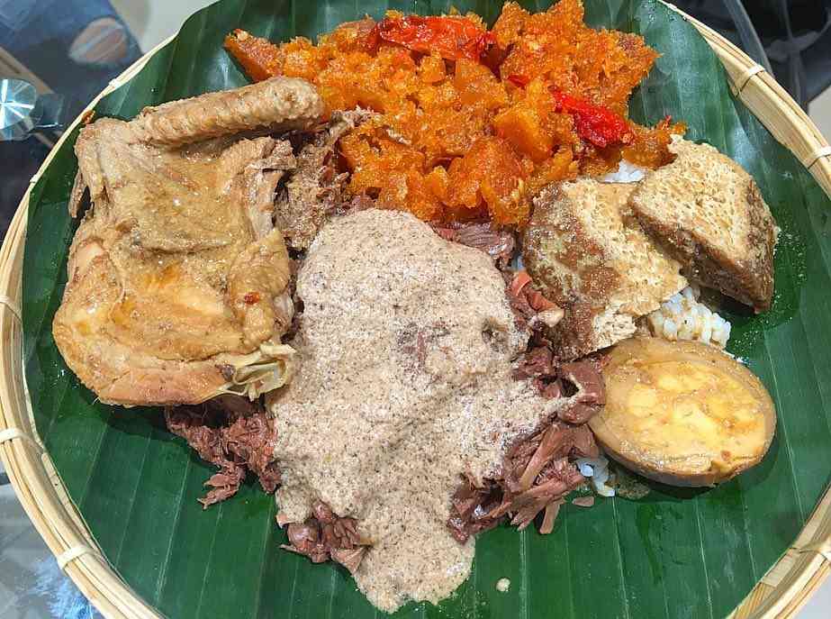 Seporsi gudeg dengan lauk pauk pelangkap. Foto @littletigeradventure