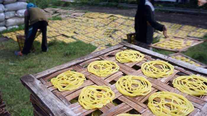 Mie golosor khas Subang terbuat dari kerupuk mie kuning yang direndam (sumber gambar: Tribunnews) 