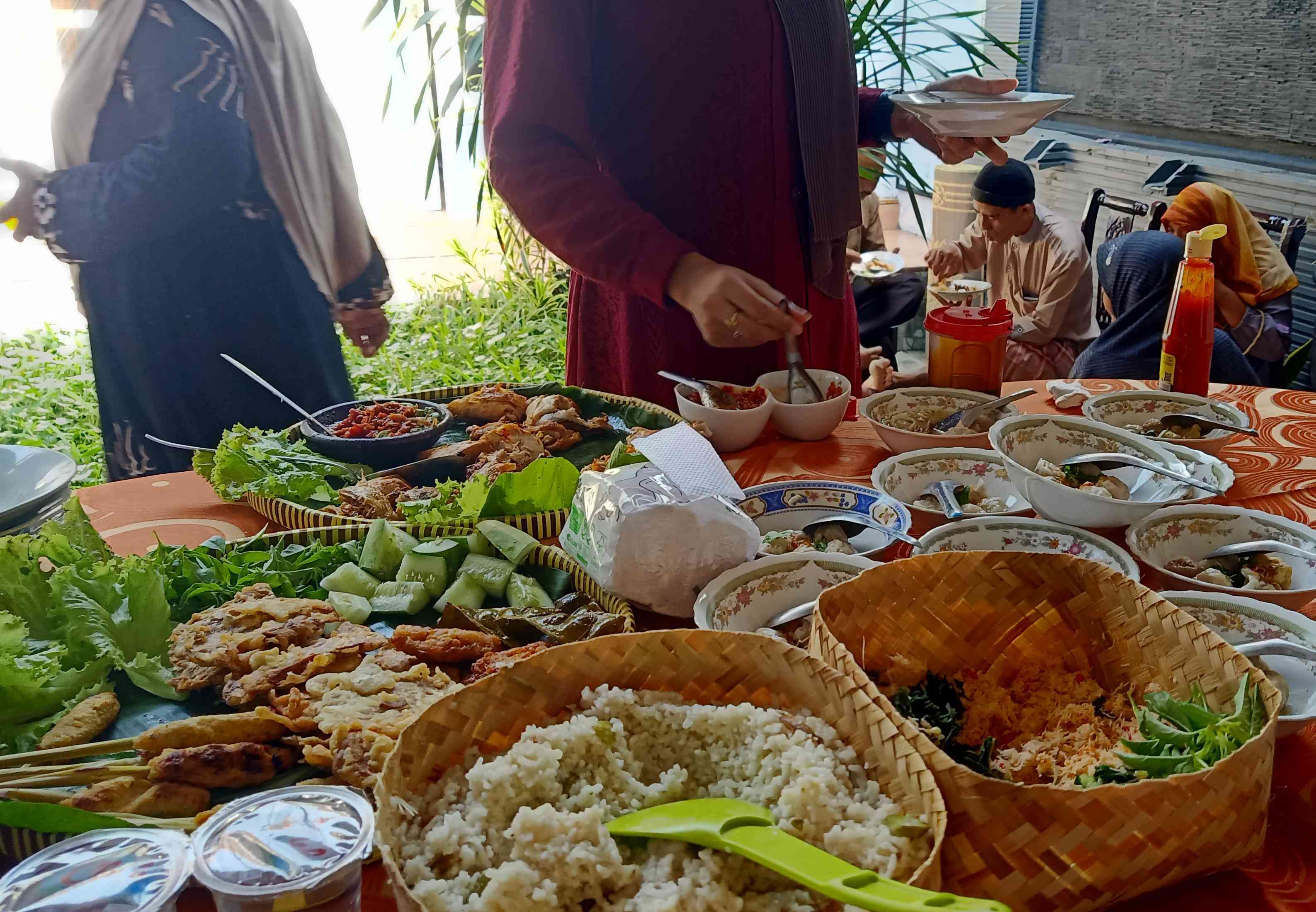 Ayam panggang disajikan dengan urab dan nasi uduk. Foto dokpri