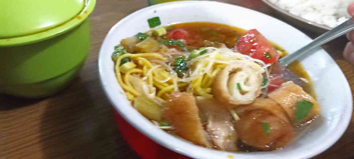 Soto mie di dalamnya ada risol berkawan dengan mie, daging sapi, tomat, dan kol (dokpri) 