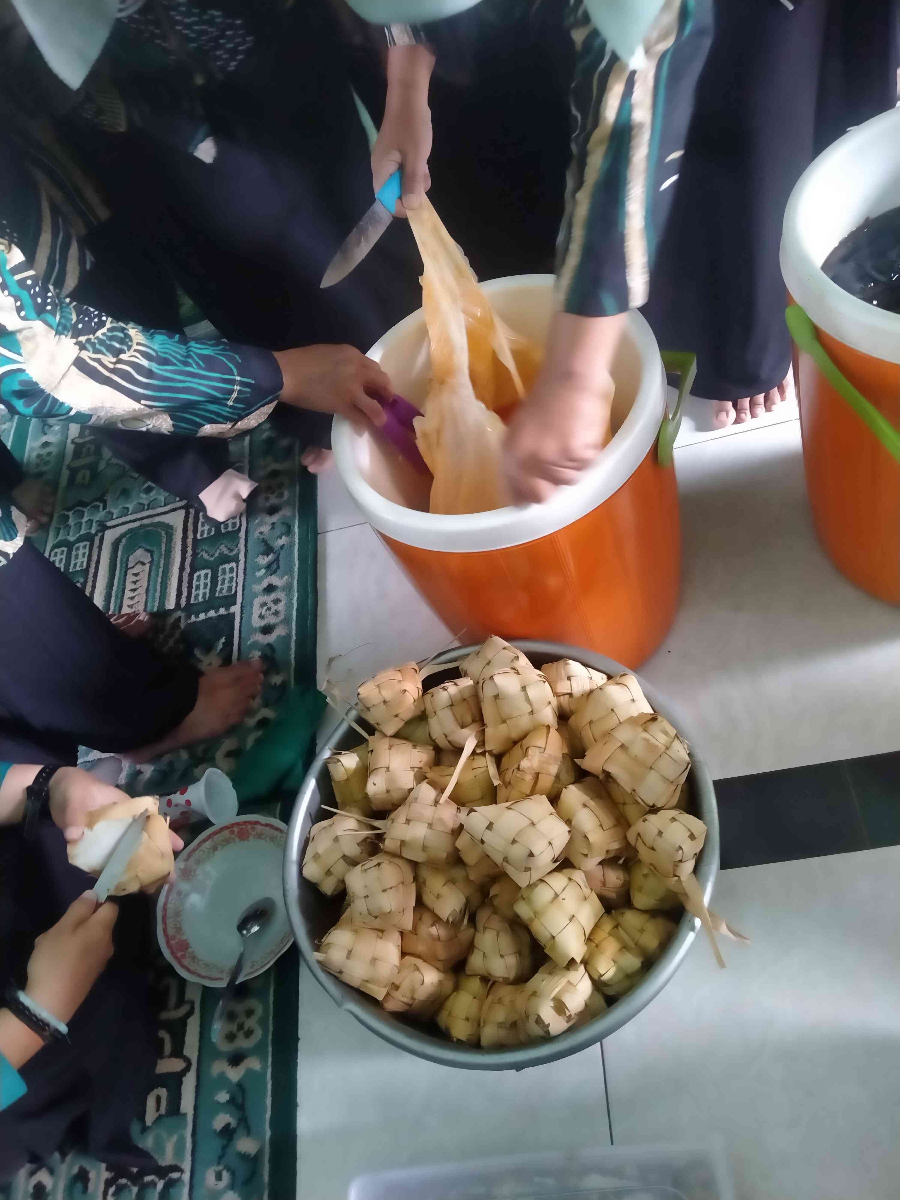 Ketupat yang siap dimakan bersama dengan lauk opor ayam kampung (foto dokpri)