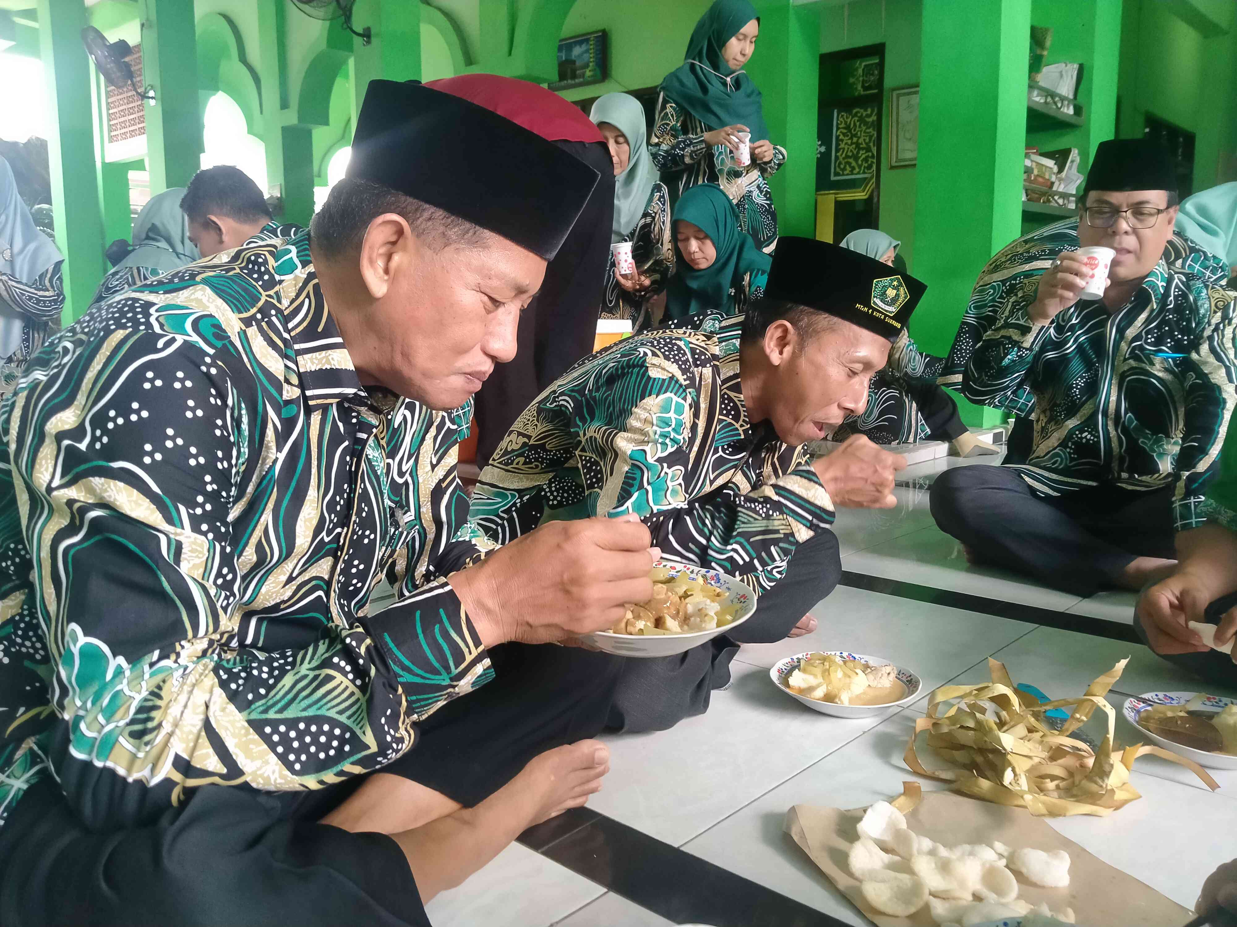 guru dan karyawan Mts Negeri 4 Kota Surabaya menikmati ketupat opor ayam dan telur (foto dokpri)