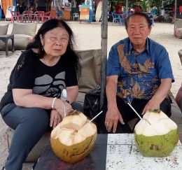 Sedang minum kelapa muda | dok pribadi