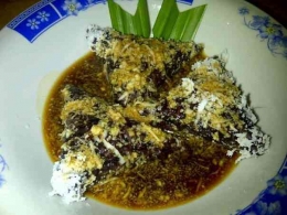 Image; Kue Lupis Ketan Hitan yang sudah dibaluri dengan kelapa parut dan siraman kinca gula merah (dokumentasi pribadi)