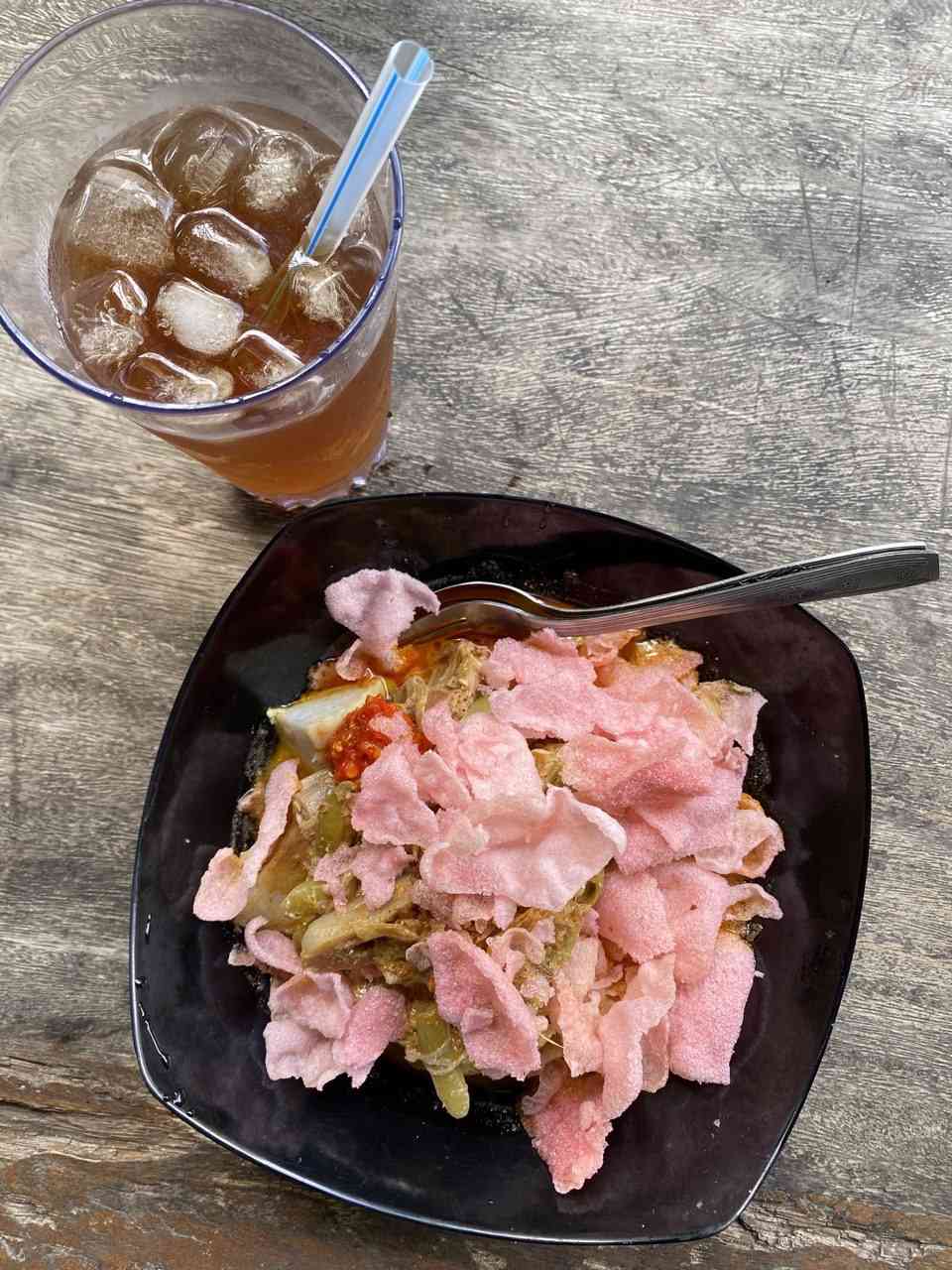 lontong sayur dengan krupuk merah khas Padang (dok.pri) 