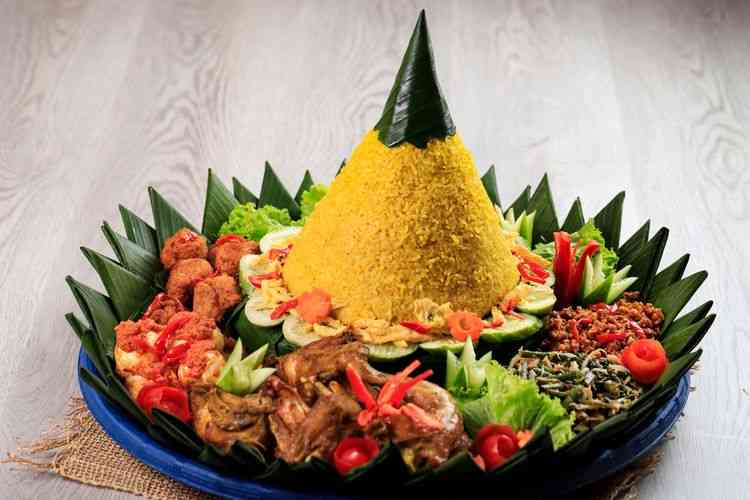  Nasi Tumpeng ( Sumber gambar: SHUTTERSTOCK/Ika Rahma H, dalam Kompas.com)