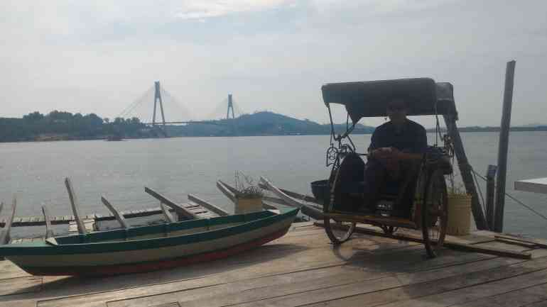 Bisa berfoto dengan latar belakang Jembatan Barelang. | Foto Dokumentasi Pribadi.