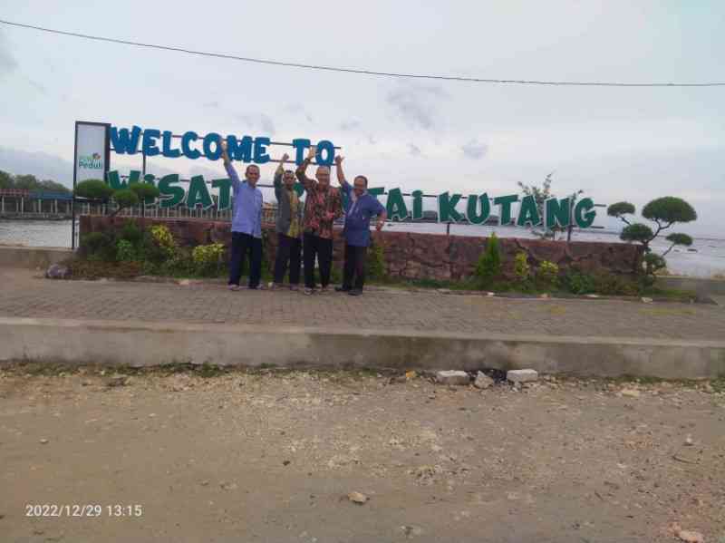 Penulis bersama rombongan di Pantai Kutang, desa Labuhan Kecamatan Brondong-Kabupaten Lamongan Jawa Timur (foto: dokpri)