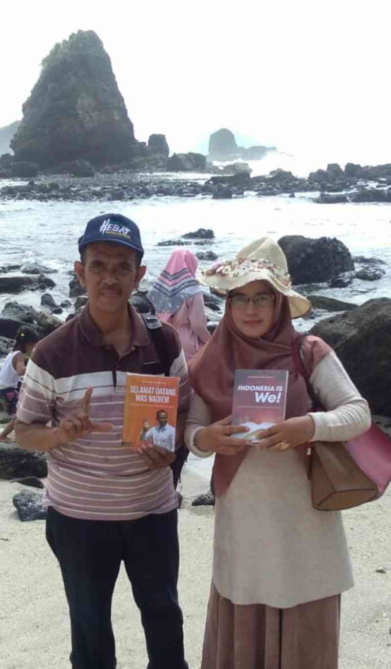 Bersama istri di Pantai Papuma Jember Jawa Timur, 1 januari 2020 (foto dokpri)