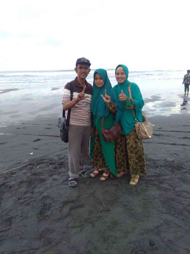 Bersama istri dan putri pertama di pantai Parangtritis Yogyakarta Oktober 2018 (foto dokpri)