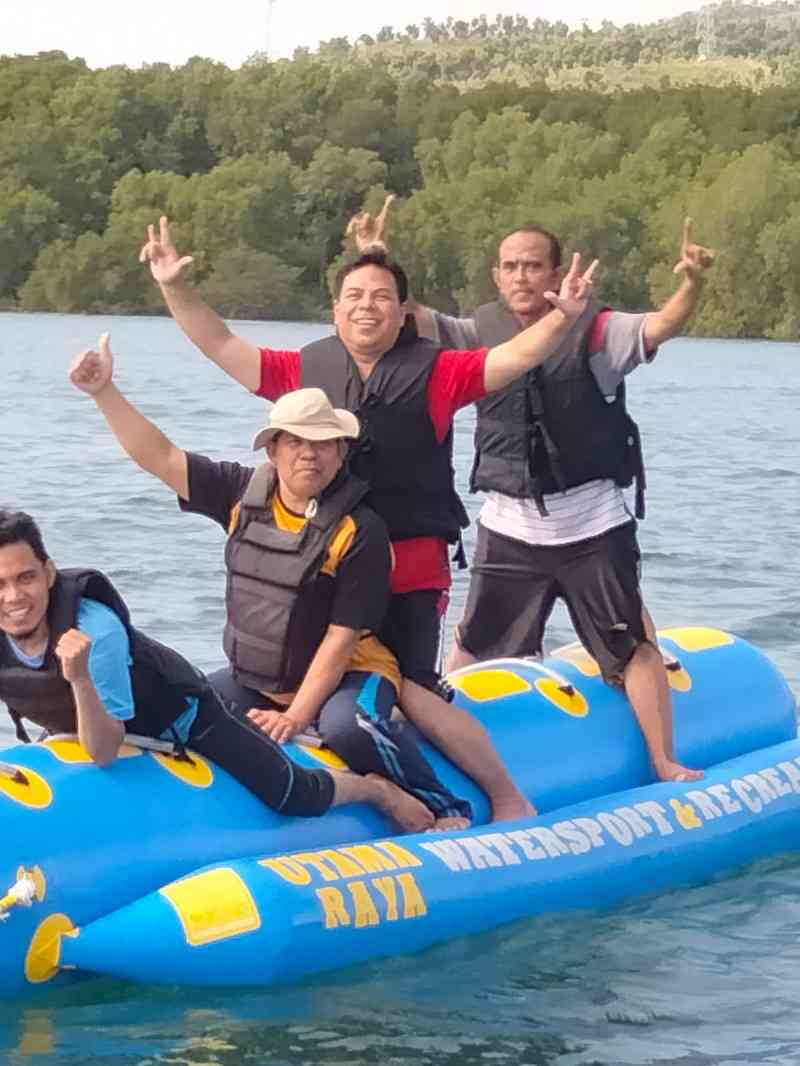 Penulis (belakang) bersama rekan guru MTsN 4 kota Surabaya saat bermain Banana Boat di Pantai Utama Raya, Situbondo Jawa Timur (Juli 2022) | foto: dokpri